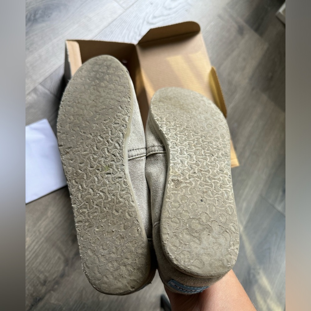 Tom classic flats in a stone washed twill color with original box & goodies - Picture 7 of 13